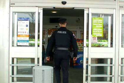 EL oficial Matt Lima, de la policía de Somerset, llegó a la tienda tras el llamado por un robo y se apiadó de la situación de las autoras del ilícito