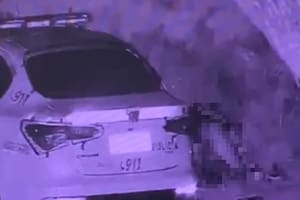 Grabaron a un policía mientras tenía sexo al lado de su patrullero en horario laboral: fue echaron