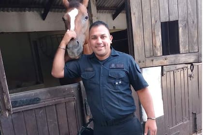 Juan Pablo Roldán tenía 33 años, estaba casado y tenía un hijo de cuatro años; integraba el Cuerpo de la Policía Montada de la PFA