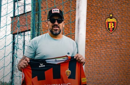 El Ogro Fabbiani posa con la casaca del Vardar Skopje