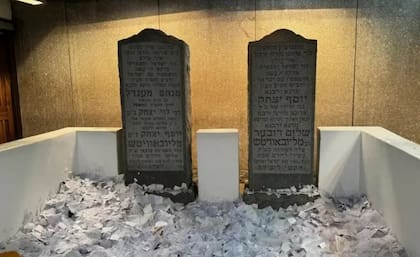 “El Ohel”, la tumba del rabino Menachem Mendel Schneerson, mejor conocido como “el rebe de Lubavitch”