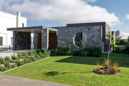 El ojo de buey dota de un carácter único la fachada y le da privacidad a uno de los dormitorios.