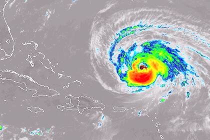 El ojo del huracán Lee perdió definición en las últimas horas, pero el tamaño y fuerza de sus vientos podrían incrementarse