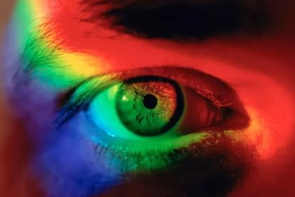 El ojo humano es capaz de visualizar los colores pero uno de ellos no existe (Foto BBC)
