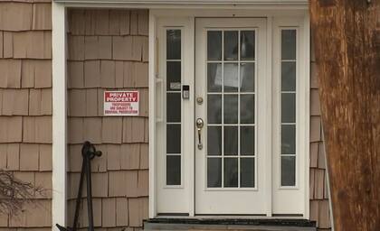 El okupa dejó un cartel en la puerta de su casa para prohibir la entrada