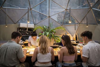 El omakase funciona en un domo que se levanta en el jardín de un hotel