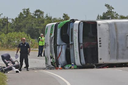 El ómnibus permanece en medio de la ruta donde ocurrió el accidente