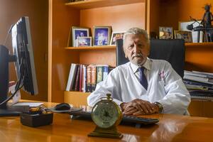 El reconocido médico de 82 años que dedicó más de 55 a la cura del cáncer en la Argentina