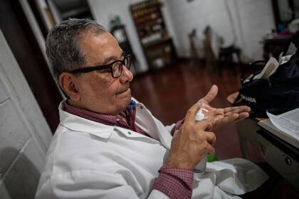 El oncólogo pediátrico Gustavo Méndez desinfecta sus manos antes de atender a un paciente en su casa después de que supuestamente fue despedido por las autoridades del Hospital de Niños Manuel de Jesús Rivera por respaldar los llamados a una cuarentena voluntaria para combatir la pandemia de coronav