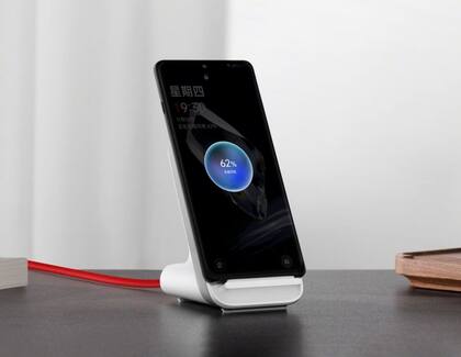 El OnePlus 12 tiene carga por cable a 100 watts e inalámbrica a 50 watts