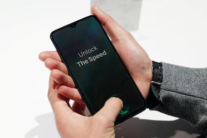 El OnePlus 6T tiene un sensor de huellas digitales integrado a la pantalla, así que es invisible cuando no está en uso