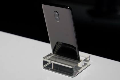 El OnePlus 6T tiene una doble cámara trasera: una lente normal de 16 megapixeles y otra de 20 megapixeles, ambas con apertura f/1.7