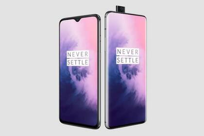 El OnePlus 7 con una cámara frontal junto al OnePlus 7 Pro con una pantalla completa y la cámara en modo pop-up