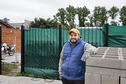 El operario automotriz David Batalla calcula que, si hace un recorte de 10 de sus compañeros de trabajo, seis apoyan a LLA y cuatro a Fuerza Patria.