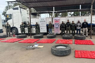 Decomisaron 417 kilos de cocaína transportados en neumáticos de un camión