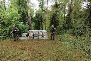 Prefectura interceptó un cargamento de una tonelada y media de marihuana que cruzaron en un bote desde Paraguay