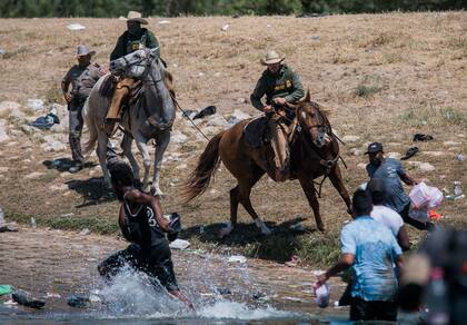 El operativo contra migrantes en el límite entre Ciudad Acuña y Del Río  que desató la polémica (AP Photo/Felix Marquez)