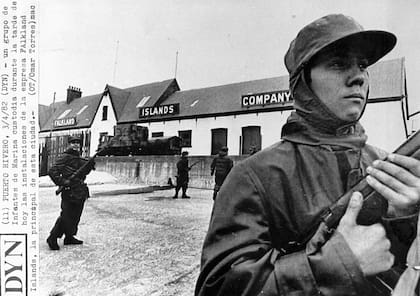 El operativo de desembarco se inició el 1 de abril a las 21:00. A las 8:30 del viernes 2, las fuerzas argentinas tenían el control del puerto.