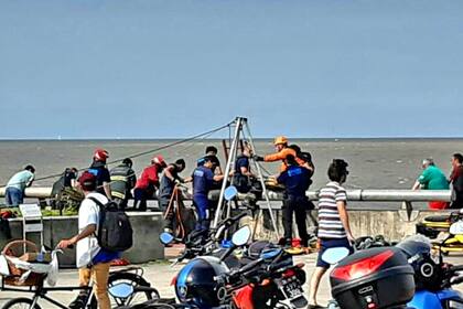 El operativo de rescate de las dos personas que cayeron al río