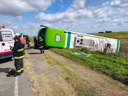 El operativo de rescate de las víctimas que viajaban a bordo del micro de larga distancia