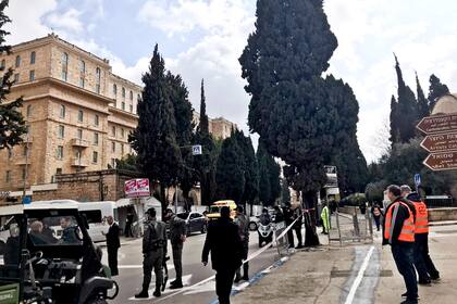 Fue construido con la tradicional piedra de color rosado local en 1931 en uno de los sitios más lindos de Jerusalén