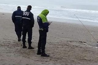 Un pescador tiró su caña al mar, sintió un resistencia fuera de lo habitual y sacó un brazo humano