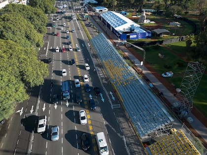 El operativo de tránsito se despliega en distintos puntos del área, mientras vecinos y comerciantes se adaptan a una circulación distinta a la habitual