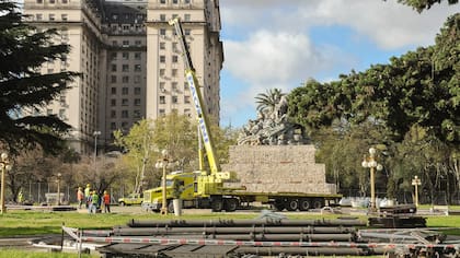 El operativo de traslado del monumento de Juana Azurduy se inició esta mañana en el Parque Colón, detrás de la Casa Rosada, para ser llevado hasta la Plaza del Correo, frente al CCK