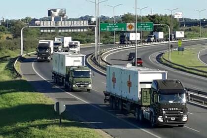 Varios camiones transportan por la autopista los containers del Hospital Militar Reubicable