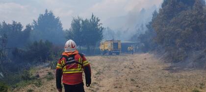 El operativo despliega tres aviones hidrantes y un helicóptero equipado con helibalde