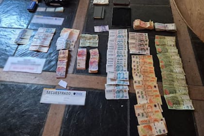 El operativo permitió el secuestro de más de 250.000 dólares (172.000 en billetes y otros 80.000 en monedas digitales), vehículos y dispositivos electrónicos (Prensa Ministerio de Seguridad).