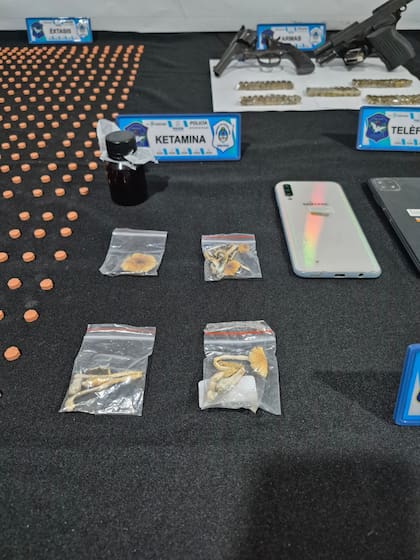 El operativo permitió secuestrar cocaína, marihuana, drogas sintéticas, armas y dinero en efectivo