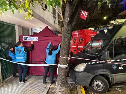 El operativo policial afuera del edificio