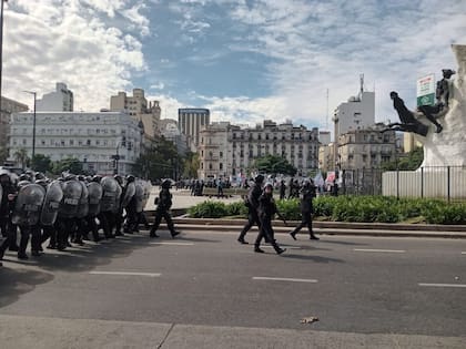 El operativo policial que logró despejar la 9 de Julio durante las manifestaciones de este miércoles.