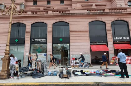 El crecimiento del empleo en el último año se explicó mayormente por actividades informales por cuenta propia, como los manteros en estaciones de tren