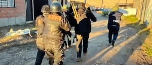 Un jubilado abrió fuego contra la policía durante un allanamiento y fue abatido