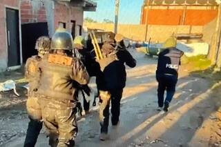 Un jubilado abrió fuego contra la policía durante un allanamiento y fue abatido