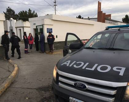 El operativo sorpendió ayer en el cementerio