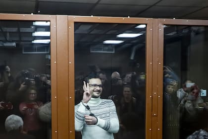 El opositor ruso, Ilya Yashin, hace un gesto mientras está de pie dentro de un cubículo de vidrio en un tribunal en Moscú, Rusia, el 9 de diciembre de 2022. Yashin fue sentenciado a 8 y medio años de prisión por criticar las acciones del Kremlin en Ucrania. (Yury Kochetkov/Pool Photo vía AP)