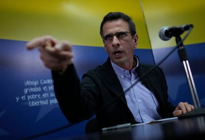 El opositor y excandidato a la presidencia de Venezuela Henrique Caprile habla a la prensa en Caracas, Venezuela, el miércoles 11 de agosto de 2021. Capriles confirmó la participación de su partido "Primero Justicia" en las negociaciones que se celebrarán en México. (AP Foto/Ariana Cubillos)