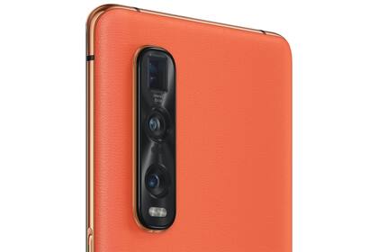 El Oppo Find X2 está disponible en una versión con cuero ecológico naranja; aquí, junto a la triple cámara trasera