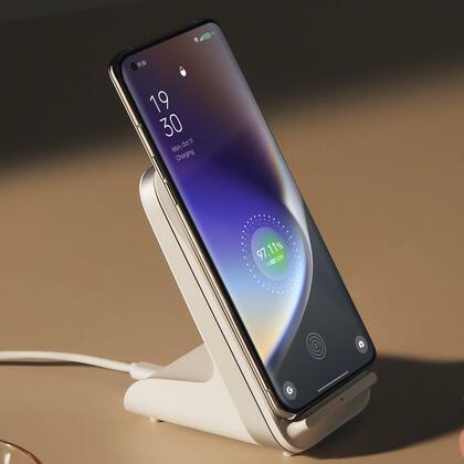 El Oppo Find X5 Pro puede cargarse con cable a 80 watts o a 50 watts en forma inalámbrica