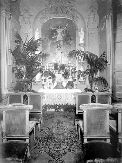 El oratorio privado de Adelia Harilao de Olmos estaba ubicada en el centro del segundo piso, pero la nunciatura la cambió de lugar; hoy solo se conservan algunos mármoles