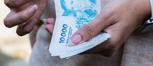 Qué significa ordenar los billetes por denominación, según la psicología