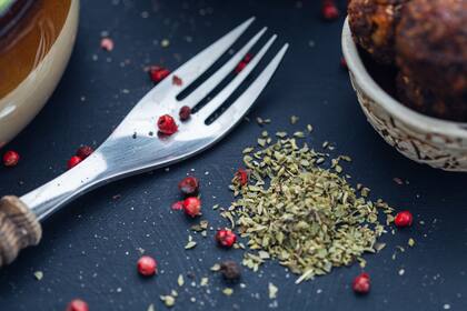 El orégano es un condimento que puede ser utilizado en múltiples recetas, pero a su vez tiene otras funciones para la limpieza del hogar