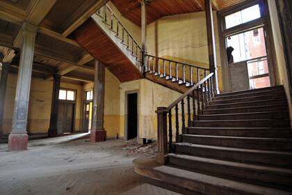 El orfanato de Prinkipo se convirtió así en el hogar de aproximadamente 5.800 niños de minorías griegas desde 1903 en sus seis plantas con 206 habitaciones, cocina, biblioteca, escuela primaria y talleres.