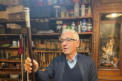 El orfebre Juan Carlos Pallarols con el prototipo del bastón presidencial que realizó para Raúl Alfonsín