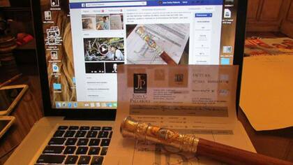 El orfebre Juan Carlos Pallarols confecciona desde 1983 el bastón presidencial