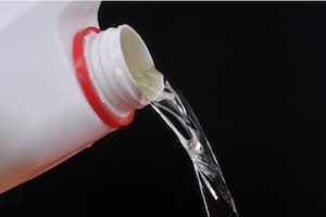 El organismo sanitario prohibió la elaboración, el uso, la comercialización y la publicidad de todos los productos domisanitarios vinculados con una marca, incluidas sus aguas lavandinas