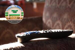 El organizador colgante de ocho bolsillos de Dollar Tree, disponible en azul y gris por US$1,25, es perfecto para mantener los controles remotos siempre a mano.